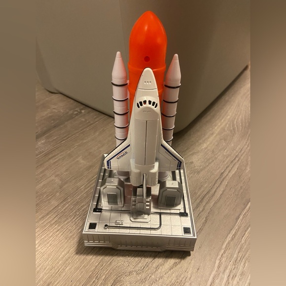Space X rocket & space shuttle toy with launch pad GUC - Picture 1 of 2